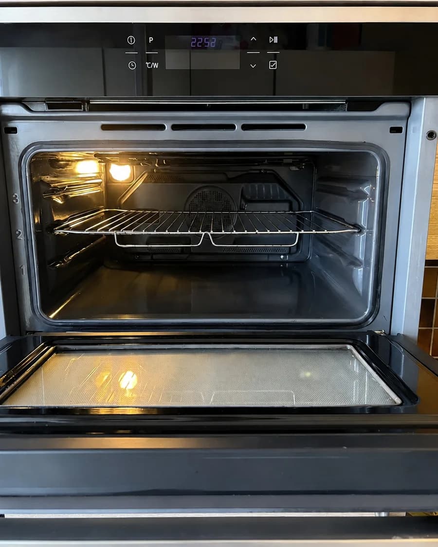 Dezelfde oven na de reiniging, volledig schoon en gebruiksklaar